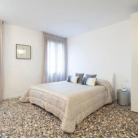 Stupendo Luxury Canal & Garden View شقة