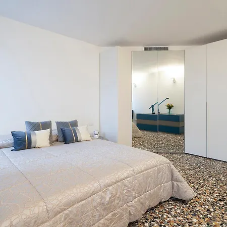 Stupendo Luxury Canal & Garden View Appartement *